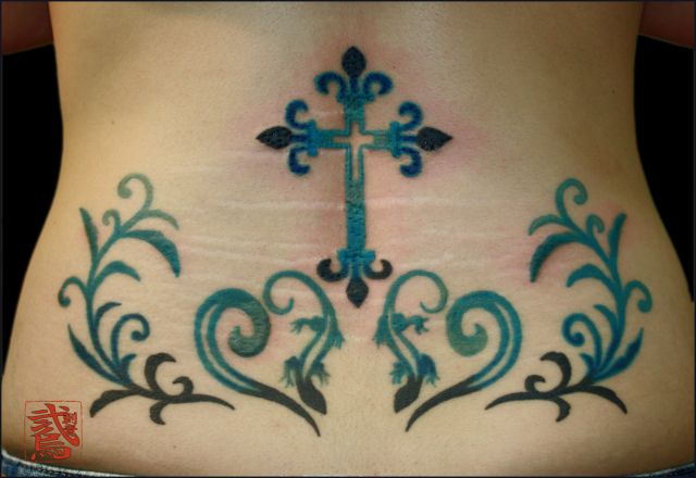 腰,十字架,ハート,青タトゥー/刺青デザイン画像