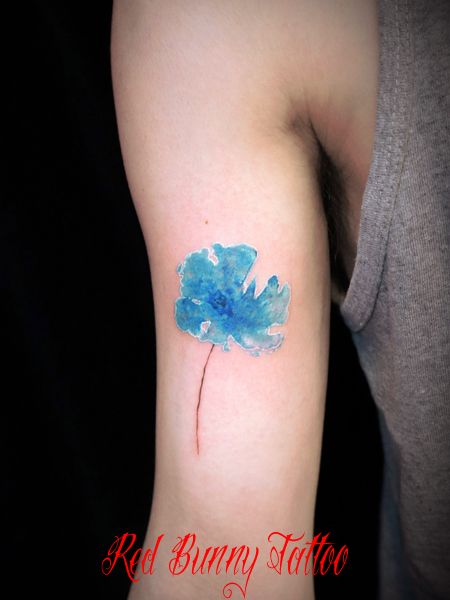 腕 ワンポイント 花 カラー 青のタトゥーデザイン タトゥーナビ
