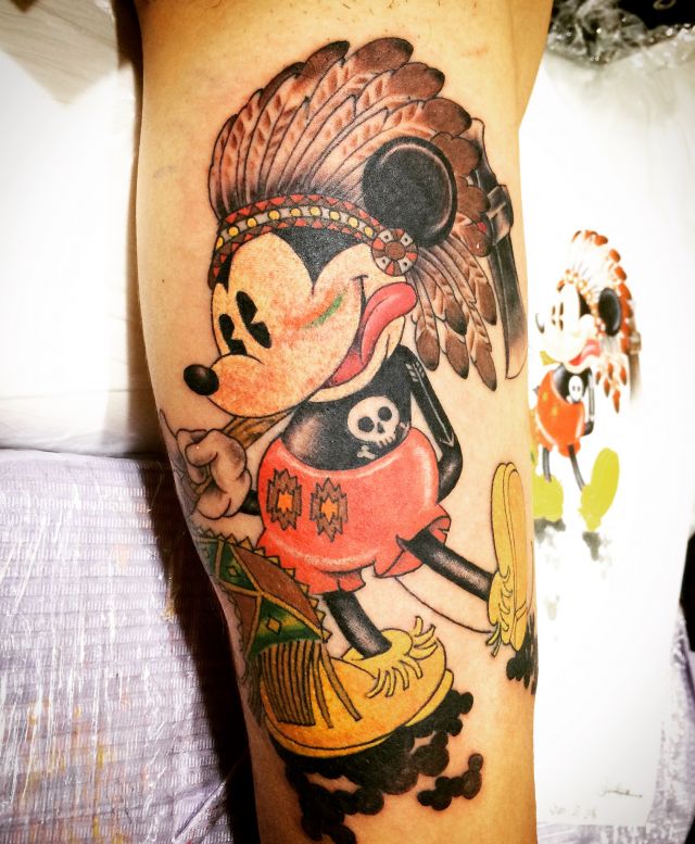 腕 二の腕 肩腕 ミッキー カラーのタトゥーデザイン タトゥーナビ