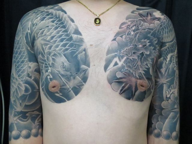 腕,肩,胸,二の腕,男性,鯉,龍,烏彫りタトゥー/刺青デザイン画像