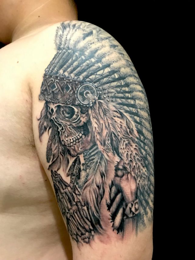 腕 肩 クロス 骸骨 スカル インディアン ブラック グレー ブラック グレイのタトゥーデザイン タトゥーナビ