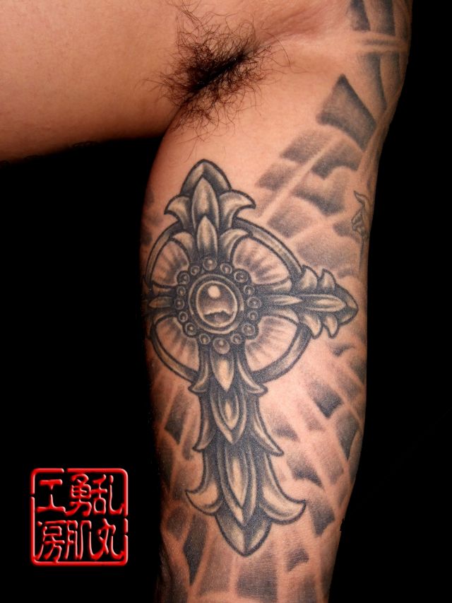 腕,クロス,ブラック＆グレータトゥー/刺青デザイン画像