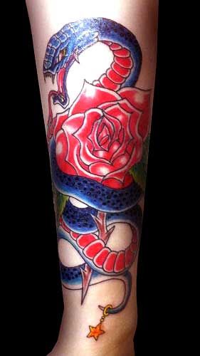女性,足,薔薇,蛇,花タトゥー/刺青デザイン画像