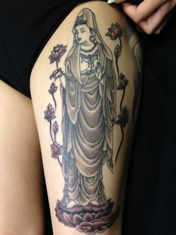 女性,太もも,観音,神仏,ブラック＆グレイ,ブラック＆グレー,烏彫りタトゥー/刺青デザイン画像