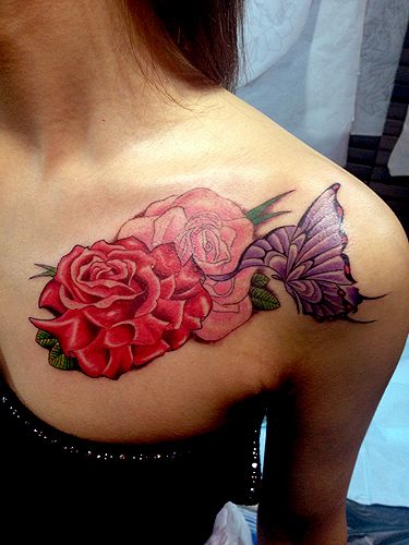 女性,胸,薔薇,蝶タトゥー/刺青デザイン画像