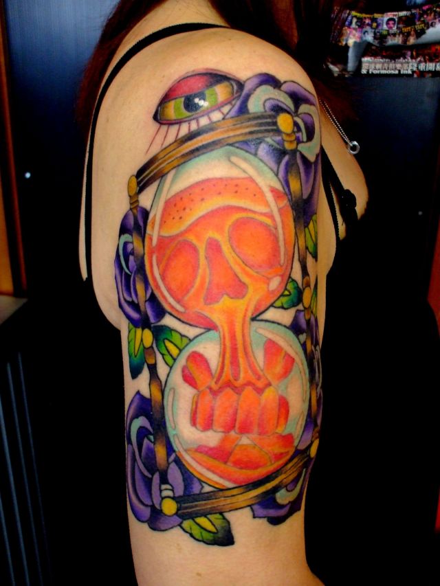 女性,腕,砂時計,目,薔薇,花タトゥー/刺青デザイン画像