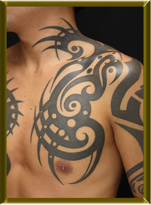 胸,トライバルタトゥー/刺青デザイン画像