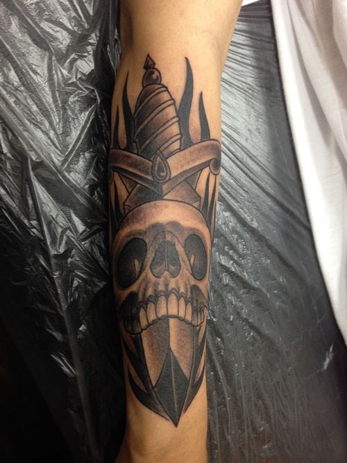 腕,髑髏,スカル,剣,ダガーナイフ,ナイフ,ブラック＆グレイタトゥー/刺青デザイン画像