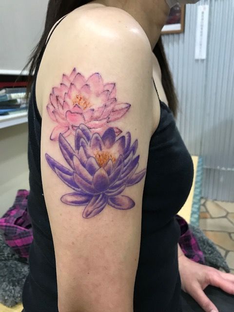 腕,肩,女性,二の腕,フラワー,ワンポイント,蓮,花,カラー,カラフルタトゥー/刺青デザイン画像