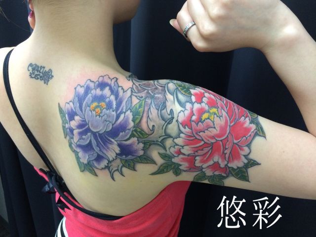 背中,腕,肩,女性,牡丹,抜き,文字,抜き彫り,刺青,カラータトゥー/刺青デザイン画像