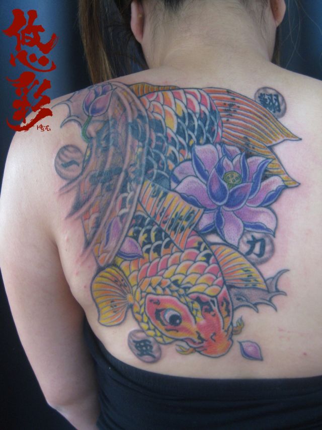 背中,女性,鯉,抜き,文字,蓮,波,抜き彫り,水晶,刺青,カラータトゥー/刺青デザイン画像