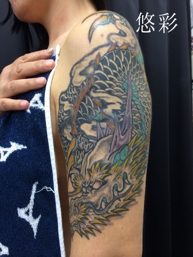 腕,女性,二の腕,龍,抜き,抜き彫り,刺青,カラータトゥー/刺青デザイン画像