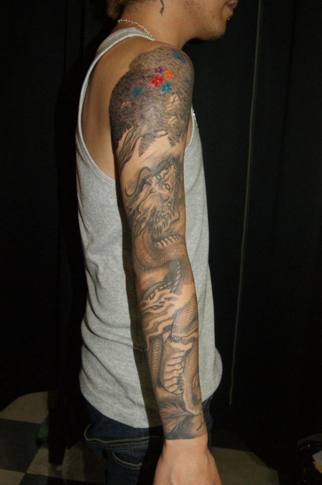 腕,手,二の腕,男性,龍,ドラゴン,ブラック＆グレイ,ブラック＆グレータトゥー/刺青デザイン画像