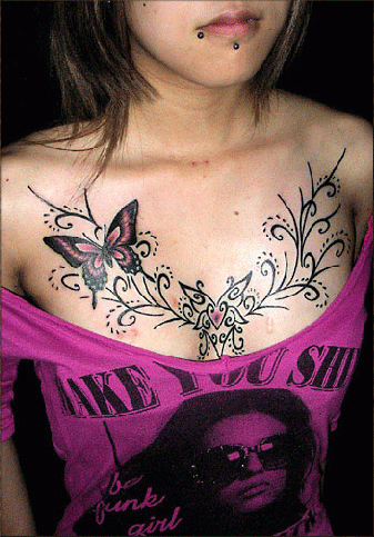 女性 胸 蝶 トライバルのタトゥーデザイン タトゥーナビ