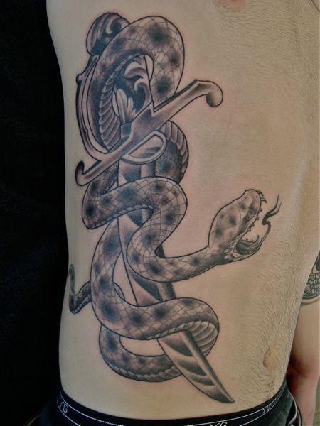 脇腹,蛇,ナイフ,ブラック＆グレータトゥー/刺青デザイン画像
