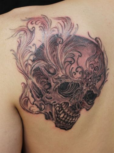 背中,肩,スカル,ブラック＆グレイタトゥー/刺青デザイン画像