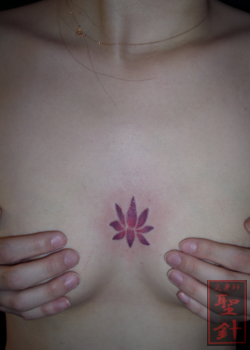 胸,女性,ワンポイント,トライバル,蓮,カラータトゥー/刺青デザイン画像