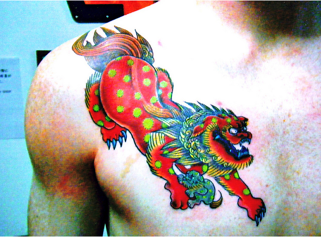 胸,唐獅子タトゥー/刺青デザイン画像