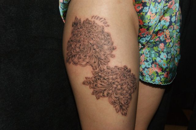 足,女性,太もも,菊,花,植物,ブラック＆グレイ,ブラック＆グレータトゥー/刺青デザイン画像