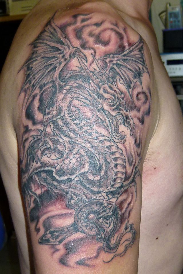 腕,ドラゴン,ブラック＆グレー,十字架タトゥー/刺青デザイン画像