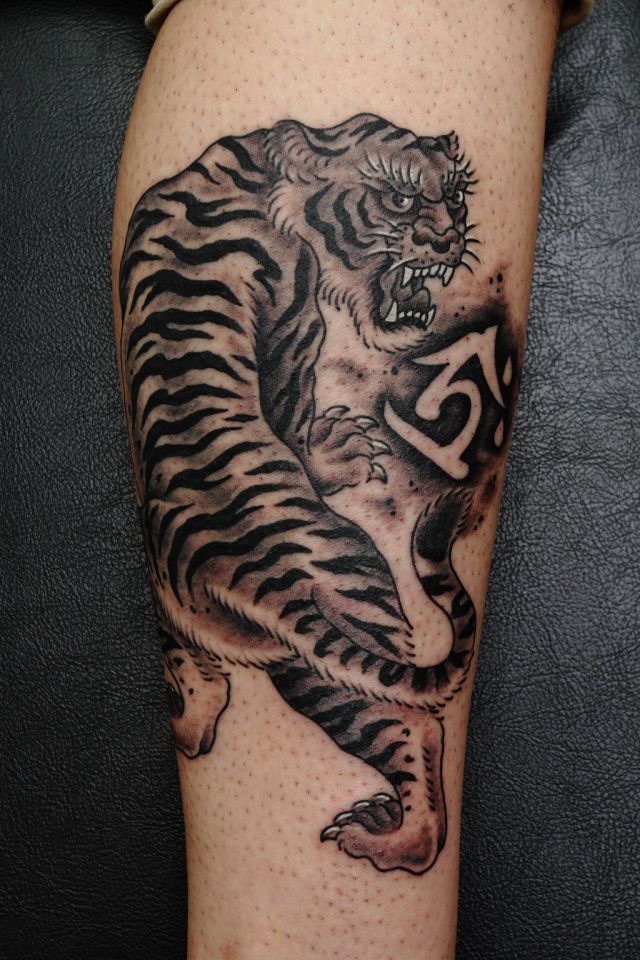 足,虎,梵字,ブラック＆グレー,動物タトゥー/刺青デザイン画像