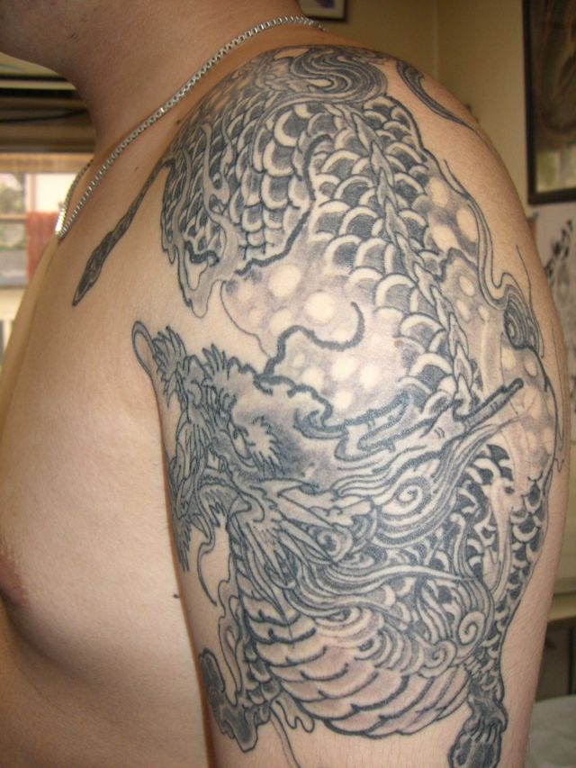 麒麟 ブラック グレー 肩のタトゥーデザイン タトゥーナビ