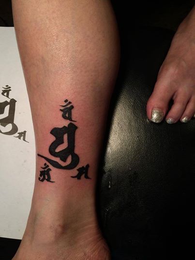 足,梵字,ブラック＆グレイ,ブラック＆グレー,ブラック＆グレイタトゥー/刺青デザイン画像