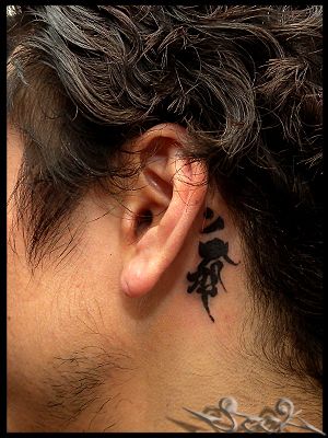 首,耳,ワンポイント,梵字,ブラック＆グレイ,ブラック＆グレータトゥー/刺青デザイン画像