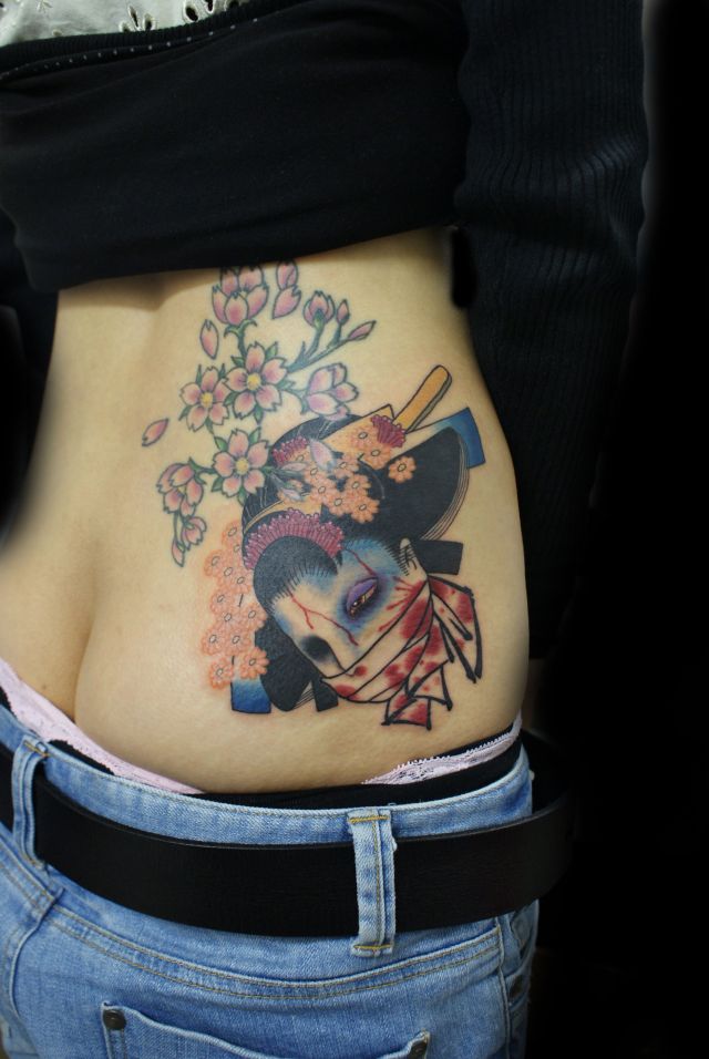 腰,女性,生首,カラー,カラフルタトゥー/刺青デザイン画像