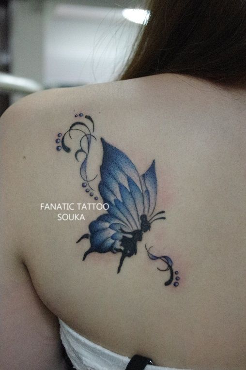 肩,女性,蝶,バタフライ,ワンポイント,羽,ティンカーベル,カラー,青タトゥー/刺青デザイン画像