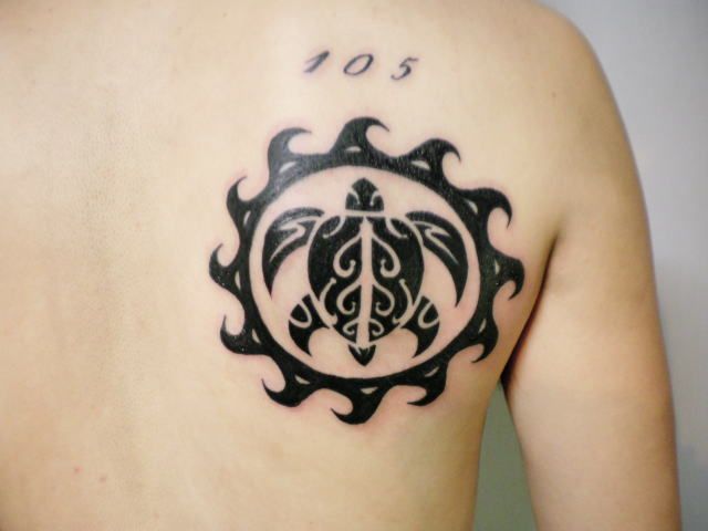 背中,亀,トライバル,文字タトゥー/刺青デザイン画像
