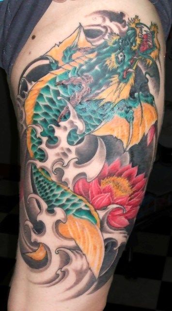 太もも,蓮,龍魚,カラー,カラフルタトゥー/刺青デザイン画像