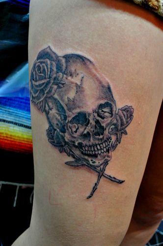 足,スカル,薔薇,ブラック＆グレー,女性タトゥー/刺青デザイン画像