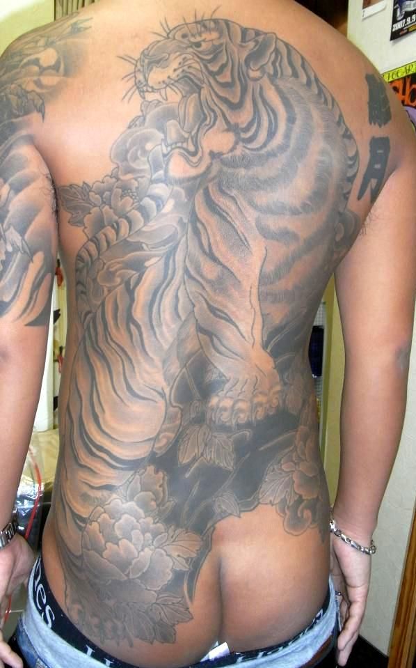 背中,虎,烏彫りタトゥー/刺青デザイン画像