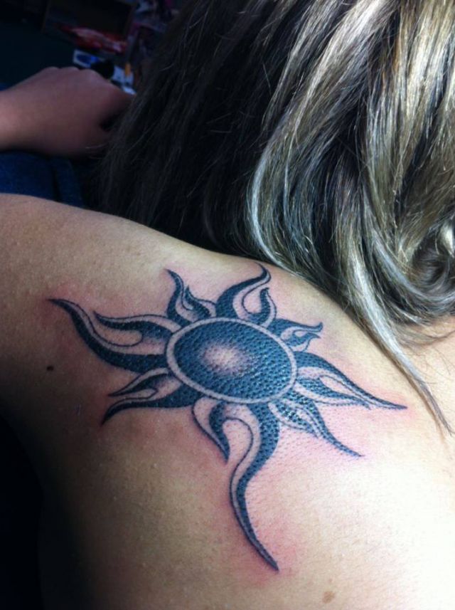 背中,太陽,ブラック＆グレータトゥー/刺青デザイン画像