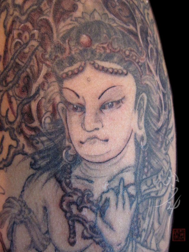 二の腕,男性,神仏,ブラック＆グレー,烏彫りタトゥー/刺青デザイン画像