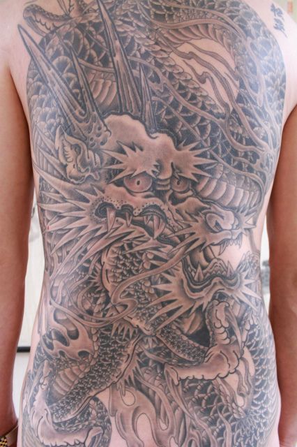 背中,男性,龍,炎,烏彫りタトゥー/刺青デザイン画像