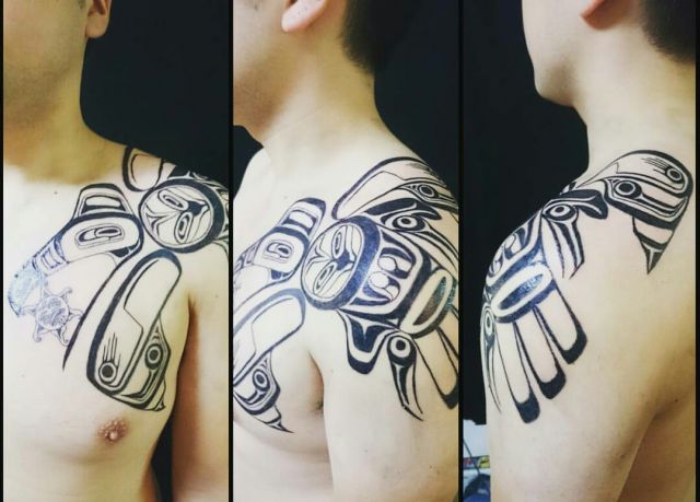 腕,肩,胸,軟骨,男性,鎖骨,トライバル,鷹,鷲,イーグル,インディアン,トライバルタトゥー,ブラック＆グレイタトゥー/刺青デザイン画像