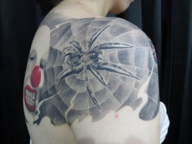 背中,肩,蜘蛛,蜘蛛の巣,ブラック＆グレイ,ブラック＆グレータトゥー/刺青デザイン画像
