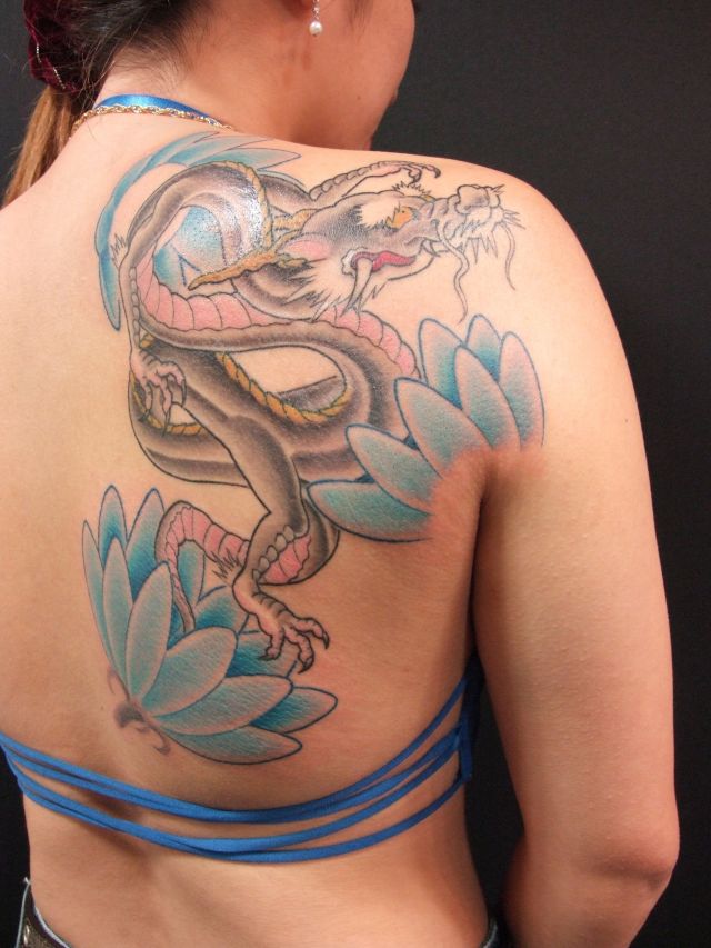 女性,背中,龍,花タトゥー/刺青デザイン画像
