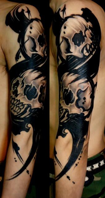 腕,二の腕,髑髏,筆,ブラック＆グレイ,ブラック＆グレー,烏彫りタトゥー/刺青デザイン画像