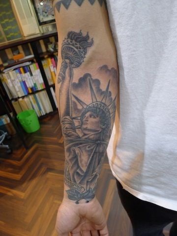 腕,男性,自由の女神,ブラック＆グレイ,ブラック＆グレータトゥー/刺青デザイン画像