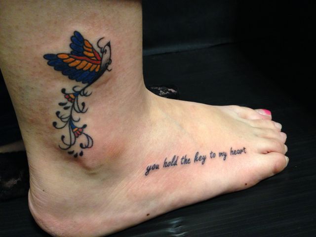 足,女性,くるぶし,ワンポイント,鳳凰,文字,カラータトゥー/刺青デザイン画像
