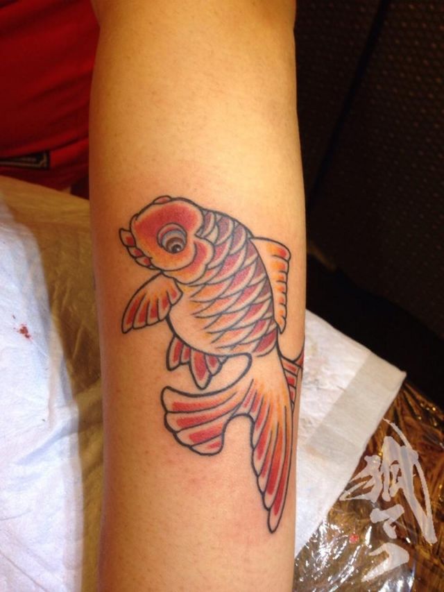 手首,金魚,カラータトゥー/刺青デザイン画像