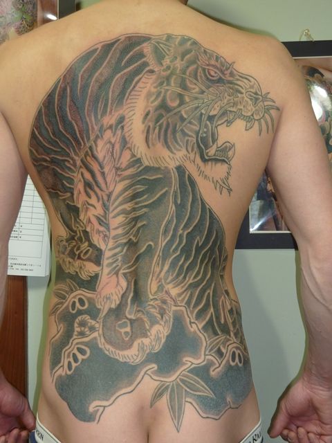 猛虎,ブラック＆グレー,背中タトゥー/刺青デザイン画像