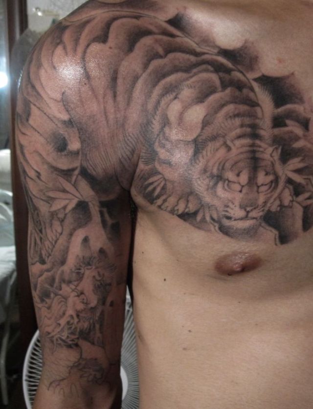 五分袖,太鼓,虎,ブラック＆グレー,動物タトゥー/刺青デザイン画像