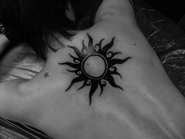 背中,太陽,トライバル,トライバルタトゥー,ブラック＆グレイ,ブラック＆グレータトゥー/刺青デザイン画像