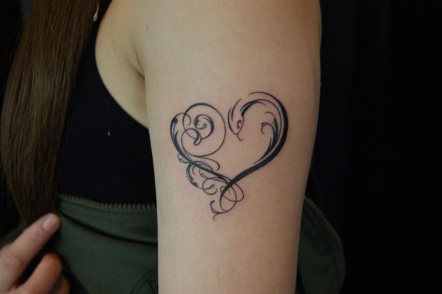 腕,手,女性,二の腕,蛇,トライバル,ハートタトゥー/刺青デザイン画像