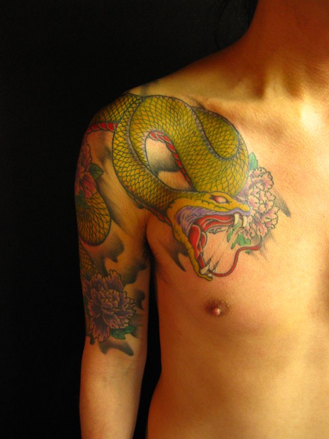 胸,腕,蛇,牡丹タトゥー/刺青デザイン画像