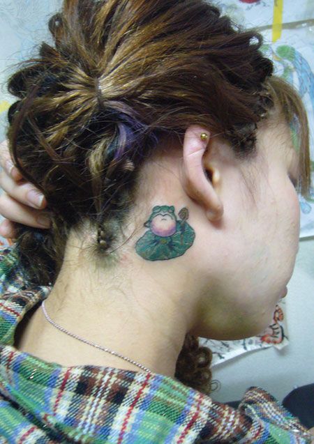 蛙,カラー,耳,女性タトゥー/刺青デザイン画像